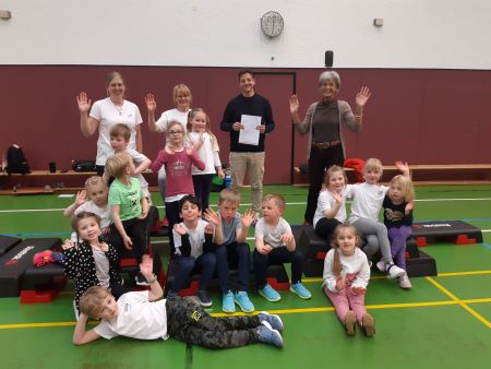 Red. Fördergeldübergabe Sportgemeinschaft 04 Niederbiel e