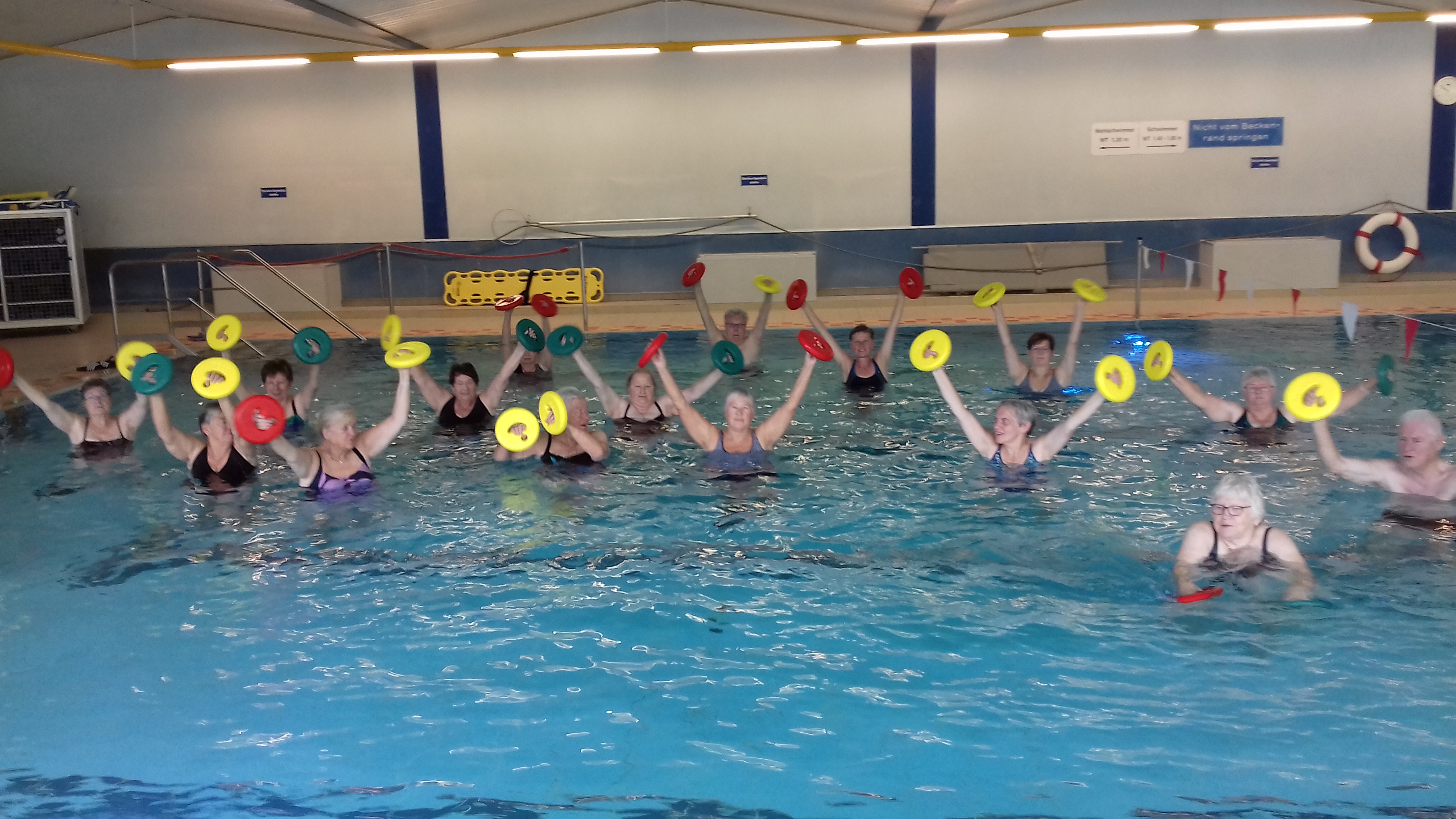 Wassergymnastik-Kurse im Hallenbad Solmser Land mit Erfolg gestartet - alle Kurse ausgebucht