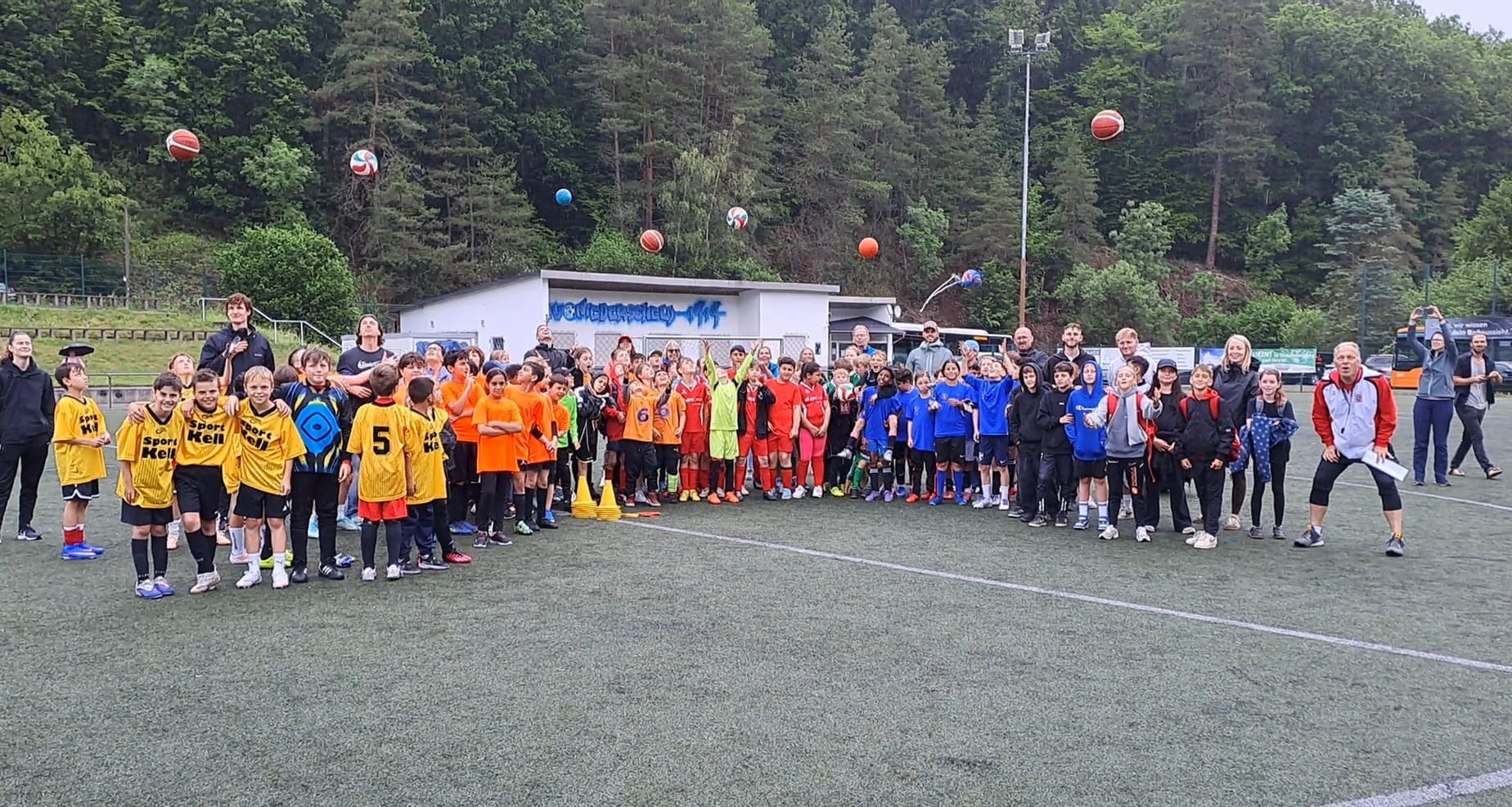 Sportkreis übergibt Bälle beim Fußball-Grundschulwettbewerb